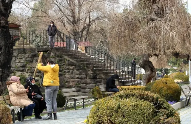 Kar yağışı sonrası güneşli havayı gören kendini sokağa attı Kar yağışı sonrası güneşli havayı gören kendini sokağa attı
