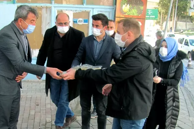 Kaymakam Mutlu'dan esnaf ve vatandaşlara irmik helvası ikramı Kaymakam Mutlu'dan esnaf ve vatandaşlara irmik helvası ikramı