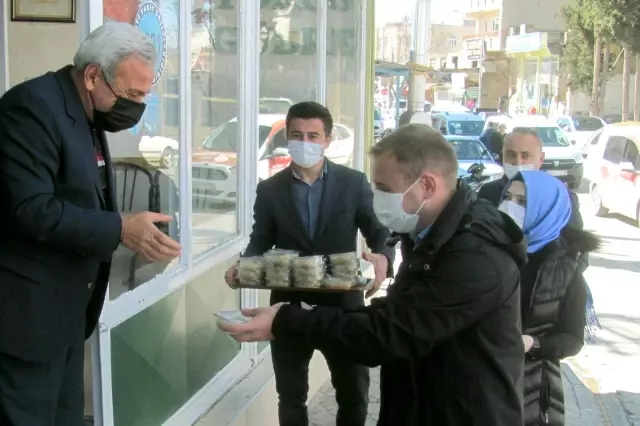Kaymakam Mutlu'dan esnaf ve vatandaşlara irmik helvası ikramı