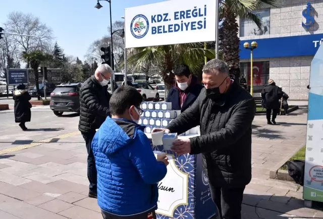 Kdz. Ereğli Belediyesi, kandil simidi dağıttı