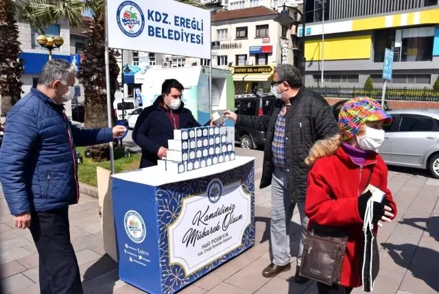 Kdz. Ereğli Belediyesi, kandil simidi dağıttı