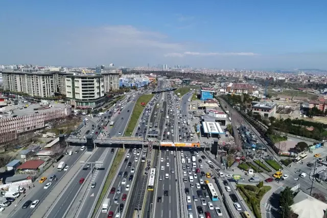 Kısıtlamasız cumartesi gününde İstanbul'da trafik yoğunluğu Kısıtlamasız cumartesi gününde İstanbul'da trafik yoğunluğu