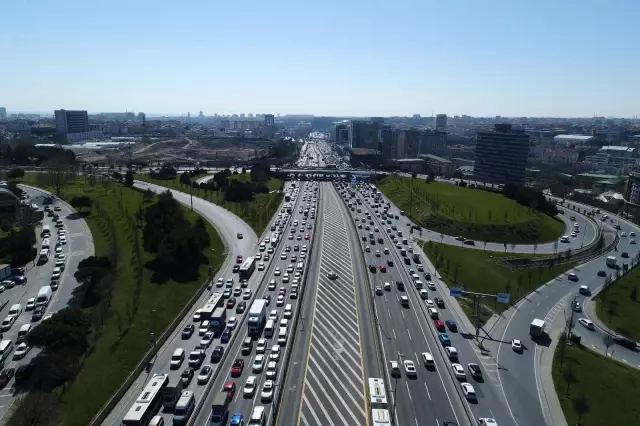 Kısıtlamasız cumartesi gününde İstanbul'da trafik yoğunluğu Kısıtlamasız cumartesi gününde İstanbul'da trafik yoğunluğu