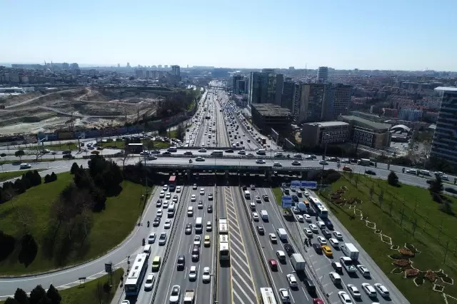 Kısıtlamasız cumartesi gününde İstanbul'da trafik yoğunluğu Kısıtlamasız cumartesi gününde İstanbul'da trafik yoğunluğu