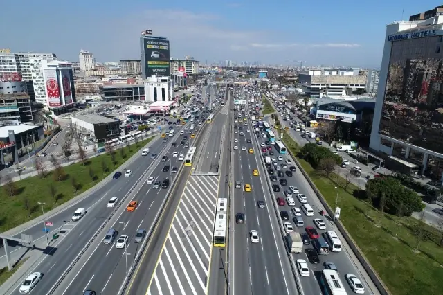 Kısıtlamasız cumartesi gününde İstanbul'da trafik yoğunluğu Kısıtlamasız cumartesi gününde İstanbul'da trafik yoğunluğu