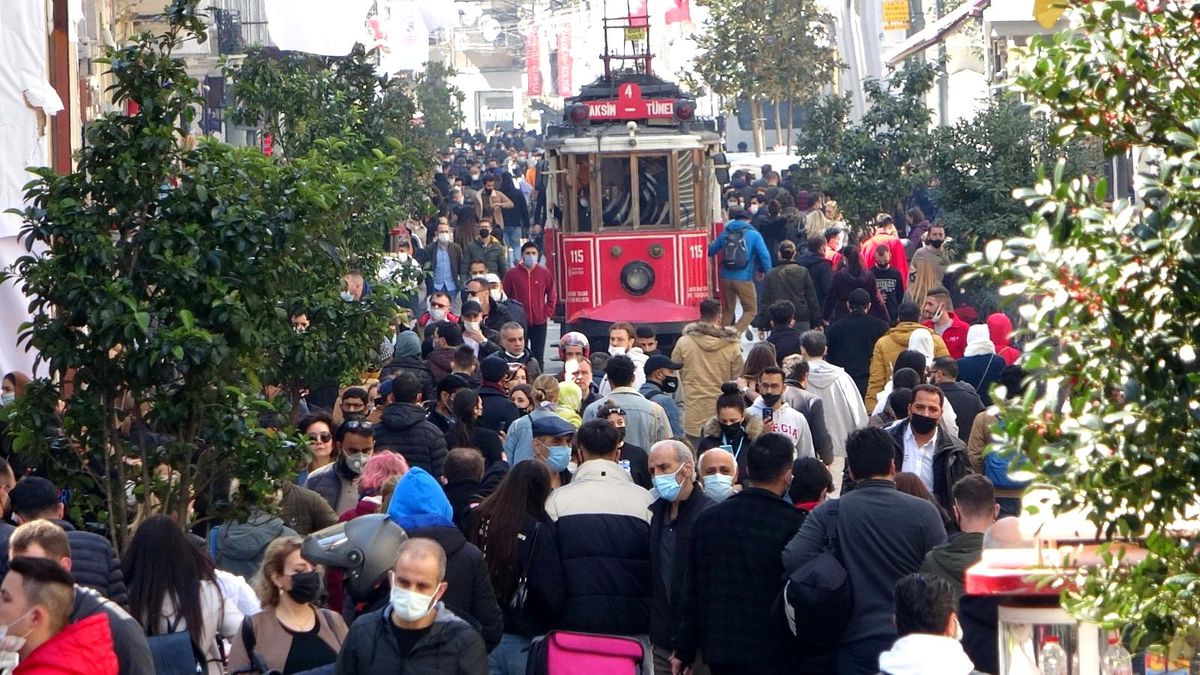 Kısıtlamasız cumartesi gününde insanlar sahillere ve meydanlara akın etti