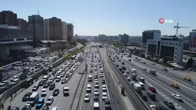 Kısıtlamasız cumartesi gününde İstanbul'da trafik yoğunluğu Kısıtlamasız cumartesi gününde İstanbul'da trafik yoğunluğu