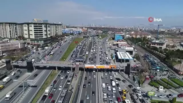 Kısıtlamasız cumartesi gününde İstanbul'da trafik yoğunluğu Kısıtlamasız cumartesi gününde İstanbul'da trafik yoğunluğu