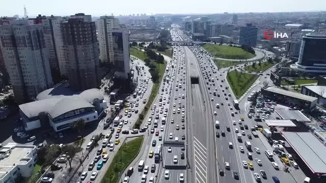 Kısıtlamasız cumartesi gününde İstanbul'da trafik yoğunluğu Kısıtlamasız cumartesi gününde İstanbul'da trafik yoğunluğu