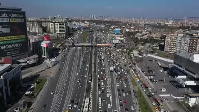İstanbul'da kısıtlamasız cumarteside sahil ve caddelerde hareketlilik gözlendi İstanbul'da kısıtlamasız cumarteside sahil ve caddelerde hareketlilik gözlendi