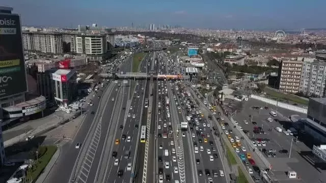 İstanbul'da kısıtlamasız cumarteside sahil ve caddelerde hareketlilik gözlendi İstanbul'da kısıtlamasız cumarteside sahil ve caddelerde hareketlilik gözlendi