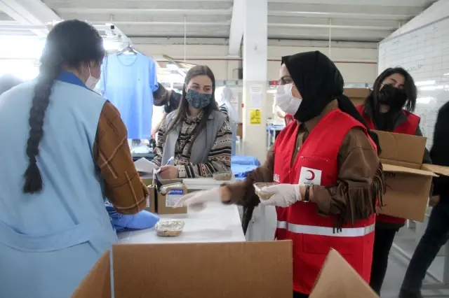Kızılay Kadın Kolları gönüllüleri Berat Kandili nedeniyle helva dağıttı Kızılay Kadın Kolları gönüllüleri Berat Kandili nedeniyle helva dağıttı