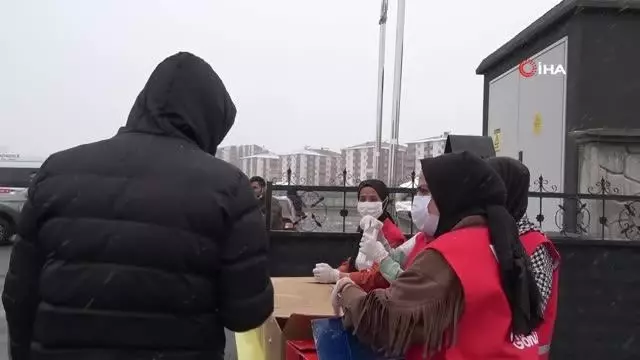 Kızılay Kadın Kolları gönüllüleri Berat Kandili nedeniyle helva dağıttı Kızılay Kadın Kolları gönüllüleri Berat Kandili nedeniyle helva dağıttı