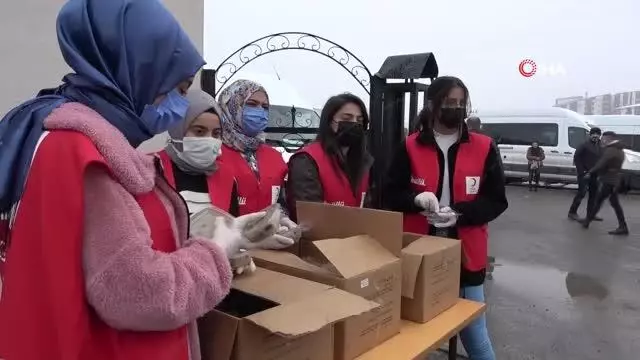 Kızılay Kadın Kolları gönüllüleri Berat Kandili nedeniyle helva dağıttı Kızılay Kadın Kolları gönüllüleri Berat Kandili nedeniyle helva dağıttı