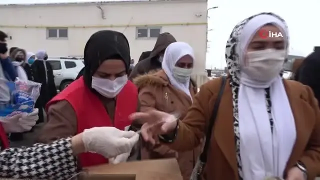 Kızılay Kadın Kolları gönüllüleri Berat Kandili nedeniyle helva dağıttı Kızılay Kadın Kolları gönüllüleri Berat Kandili nedeniyle helva dağıttı