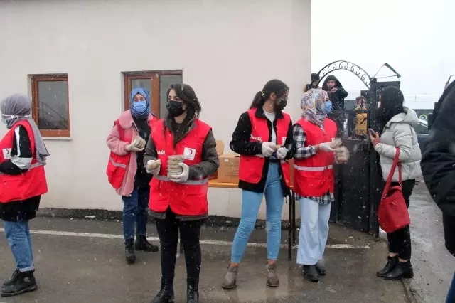 Kızılay Kadın Kolları gönüllüleri Berat Kandili nedeniyle helva dağıttı Kızılay Kadın Kolları gönüllüleri Berat Kandili nedeniyle helva dağıttı