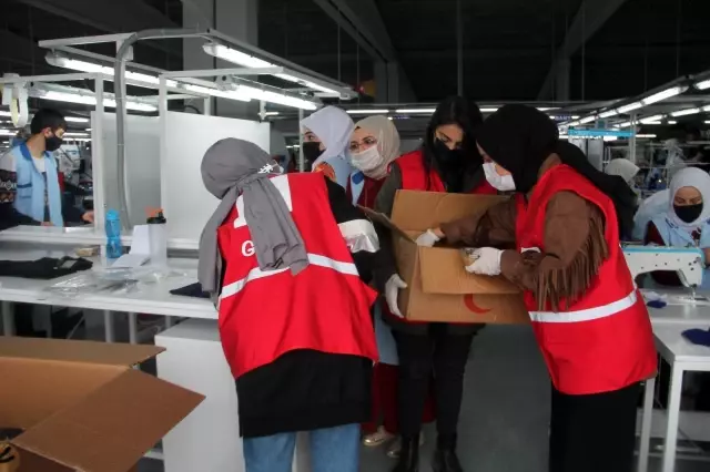 Kızılay Kadın Kolları gönüllüleri Berat Kandili nedeniyle helva dağıttı Kızılay Kadın Kolları gönüllüleri Berat Kandili nedeniyle helva dağıttı