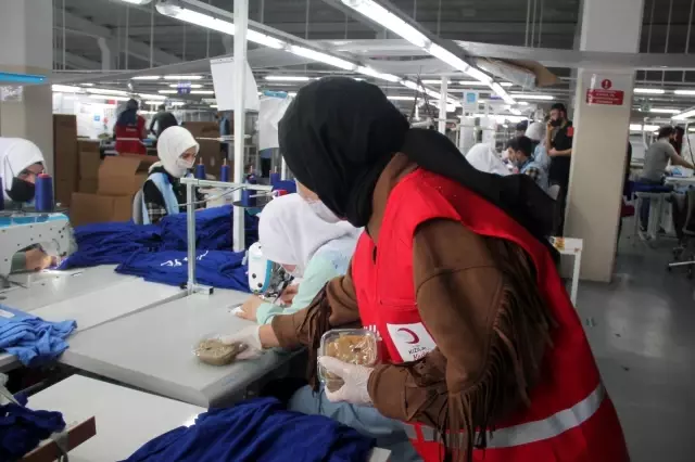 Kızılay Kadın Kolları gönüllüleri Berat Kandili nedeniyle helva dağıttı Kızılay Kadın Kolları gönüllüleri Berat Kandili nedeniyle helva dağıttı