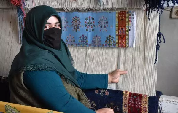 SİVAS Köy kadınlarının ilmek ilmek dokuduğu halılar, gelir kapısı oldu SİVAS Köy kadınlarının ilmek ilmek dokuduğu halılar, gelir kapısı oldu