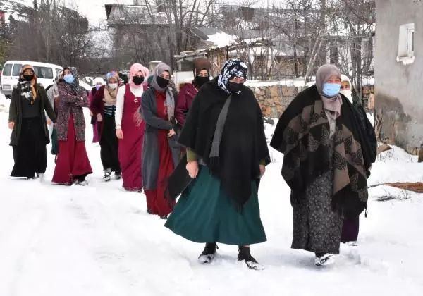 SİVAS Köy kadınlarının ilmek ilmek dokuduğu halılar, gelir kapısı oldu SİVAS Köy kadınlarının ilmek ilmek dokuduğu halılar, gelir kapısı oldu