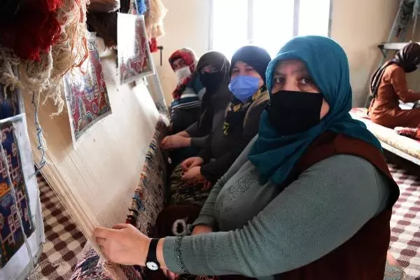 SİVAS Köy kadınlarının ilmek ilmek dokuduğu halılar, gelir kapısı oldu SİVAS Köy kadınlarının ilmek ilmek dokuduğu halılar, gelir kapısı oldu