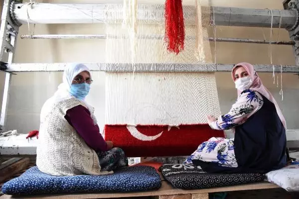 SİVAS Köy kadınlarının ilmek ilmek dokuduğu halılar, gelir kapısı oldu SİVAS Köy kadınlarının ilmek ilmek dokuduğu halılar, gelir kapısı oldu