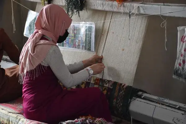 SİVAS Köy kadınlarının ilmek ilmek dokuduğu halılar, gelir kapısı oldu SİVAS Köy kadınlarının ilmek ilmek dokuduğu halılar, gelir kapısı oldu