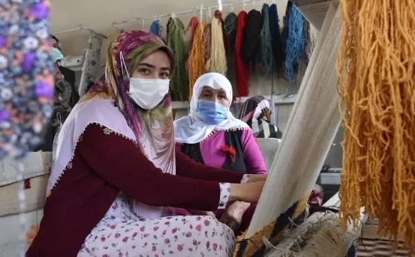 SİVAS Köy kadınlarının ilmek ilmek dokuduğu halılar, gelir kapısı oldu SİVAS Köy kadınlarının ilmek ilmek dokuduğu halılar, gelir kapısı oldu