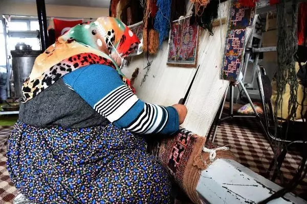 SİVAS Köy kadınlarının ilmek ilmek dokuduğu halılar, gelir kapısı oldu SİVAS Köy kadınlarının ilmek ilmek dokuduğu halılar, gelir kapısı oldu