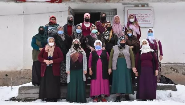 SİVAS Köy kadınlarının ilmek ilmek dokuduğu halılar, gelir kapısı oldu SİVAS Köy kadınlarının ilmek ilmek dokuduğu halılar, gelir kapısı oldu