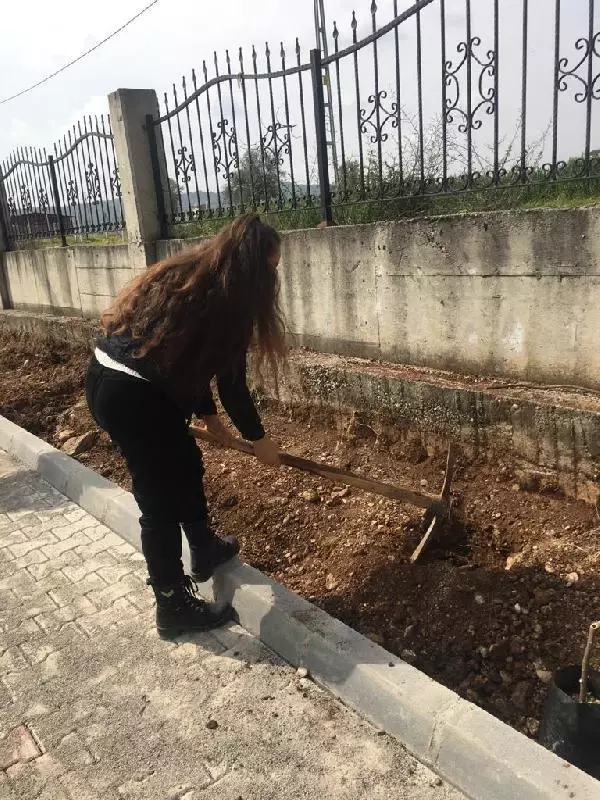 ADANA Lise öğrencileri okul bahçesinde sebze-meyve yetiştiriyor ADANA Lise öğrencileri okul bahçesinde sebze-meyve yetiştiriyor