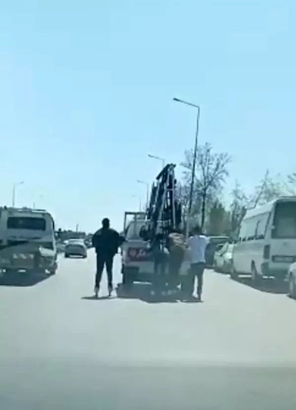 ANTALYA Patenli gençlerin tehlikeli yolculuğu kamerada ANTALYA Patenli gençlerin tehlikeli yolculuğu kamerada