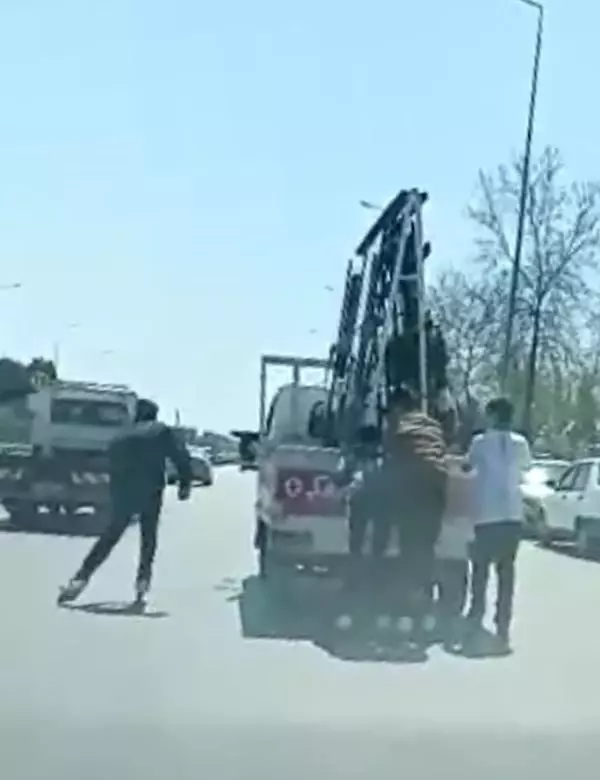 ANTALYA Patenli gençlerin tehlikeli yolculuğu kamerada ANTALYA Patenli gençlerin tehlikeli yolculuğu kamerada