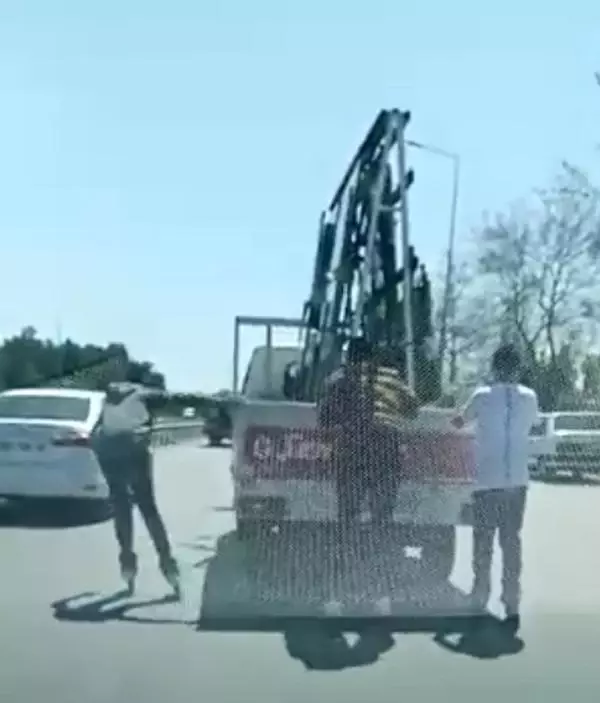 ANTALYA Patenli gençlerin tehlikeli yolculuğu kamerada ANTALYA Patenli gençlerin tehlikeli yolculuğu kamerada