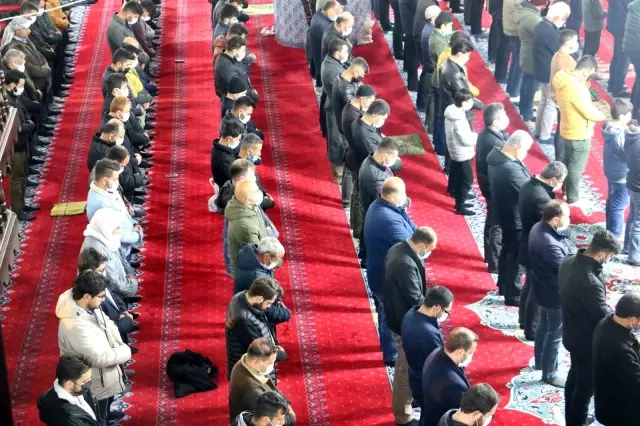Peygamberler Şehri Şanlıurfa'da Berat Kandili Coşkusu Peygamberler Şehri Şanlıurfa'da Berat Kandili Coşkusu
