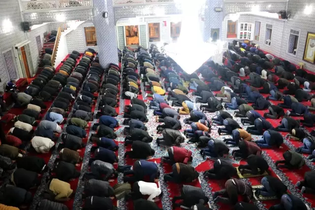 Peygamberler Şehri Şanlıurfa'da Berat Kandili Coşkusu Peygamberler Şehri Şanlıurfa'da Berat Kandili Coşkusu