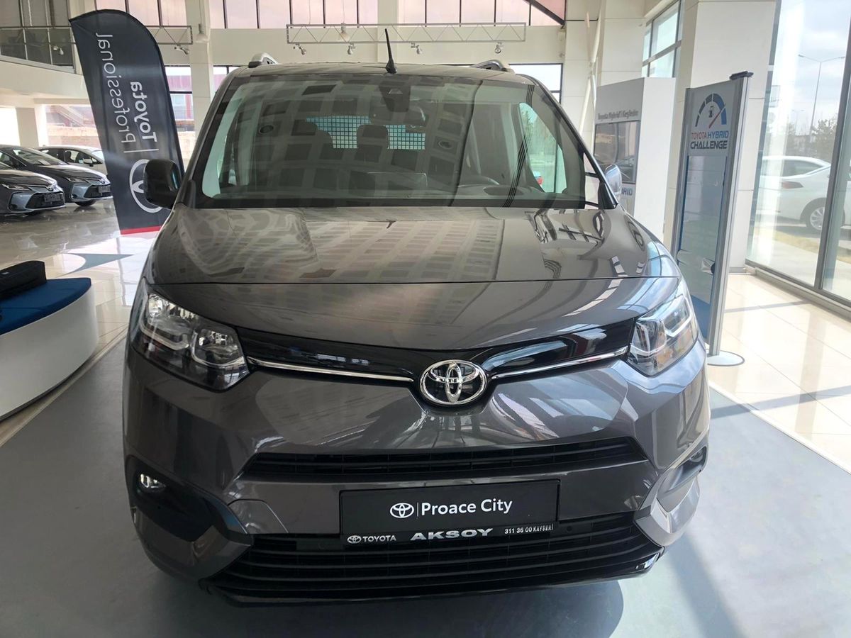 Toyota'nın yeni hafif ticarisi 'Proace City' lansman özel fiyatları ile alıcılarını bekliyor