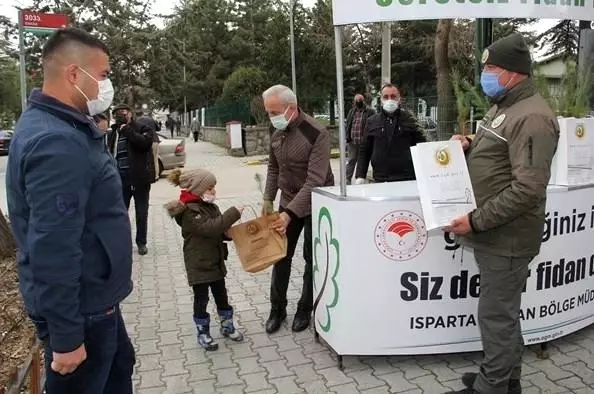 Vatandaşlara ücretsiz 10 bin fidan dağıtıldı Vatandaşlara ücretsiz 10 bin fidan dağıtıldı