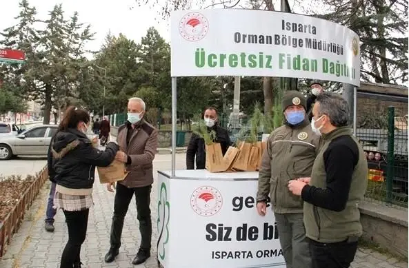 Vatandaşlara ücretsiz 10 bin fidan dağıtıldı Vatandaşlara ücretsiz 10 bin fidan dağıtıldı