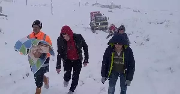 Yolu kardan kapalı köyde hastalanan Yusuf bebek için 13 saat süren seferberlik Yolu kardan kapalı köyde hastalanan Yusuf bebek için 13 saat süren seferberlik