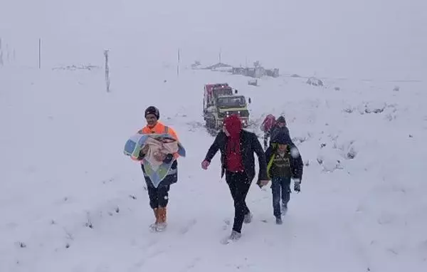 Yolu kardan kapalı köyde hastalanan Yusuf bebek için 13 saat süren seferberlik Yolu kardan kapalı köyde hastalanan Yusuf bebek için 13 saat süren seferberlik