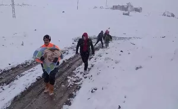 Yolu kardan kapalı köyde hastalanan Yusuf bebek için 13 saat süren seferberlik Yolu kardan kapalı köyde hastalanan Yusuf bebek için 13 saat süren seferberlik