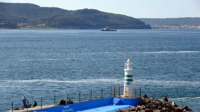 Son dakika 3. sayfa: - Yunan savaş gemisi Çanakkale Boğazı'ndan geçti Son dakika 3. sayfa: - Yunan savaş gemisi Çanakkale Boğazı'ndan geçti
