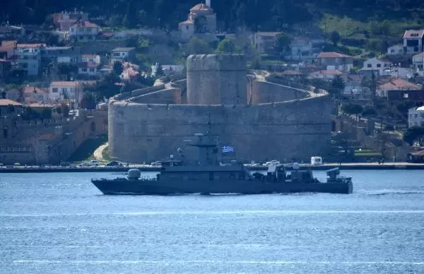 ÇANAKKALE Yunan savaş gemisi Çanakkale Boğazı'ndan geçti ÇANAKKALE Yunan savaş gemisi Çanakkale Boğazı'ndan geçti