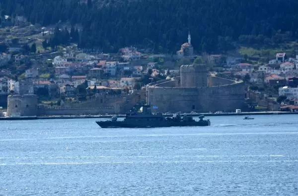 ÇANAKKALE Yunan savaş gemisi Çanakkale Boğazı'ndan geçti ÇANAKKALE Yunan savaş gemisi Çanakkale Boğazı'ndan geçti