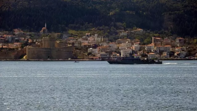 Son dakika 3. sayfa: - Yunan savaş gemisi Çanakkale Boğazı'ndan geçti Son dakika 3. sayfa: - Yunan savaş gemisi Çanakkale Boğazı'ndan geçti