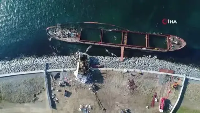 Zeytinburnu'nda kıyıya vuran geminin parçalanma işlemleri sürüyor Zeytinburnu'nda kıyıya vuran geminin parçalanma işlemleri sürüyor