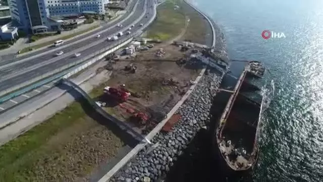 Zeytinburnu'nda kıyıya vuran geminin parçalanma işlemleri sürüyor Zeytinburnu'nda kıyıya vuran geminin parçalanma işlemleri sürüyor