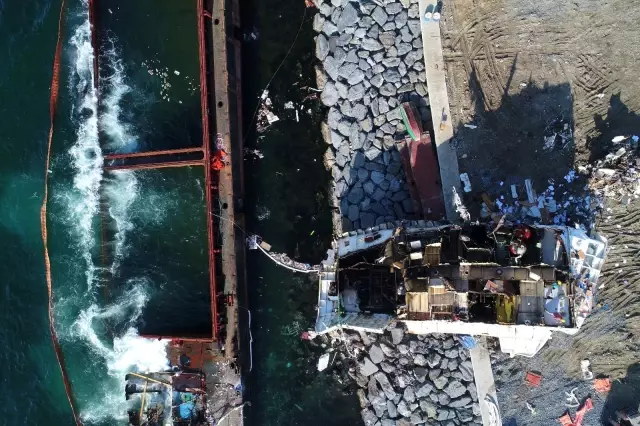 Zeytinburnu'nda kıyıya vuran geminin parçalanma işlemleri sürüyor Zeytinburnu'nda kıyıya vuran geminin parçalanma işlemleri sürüyor