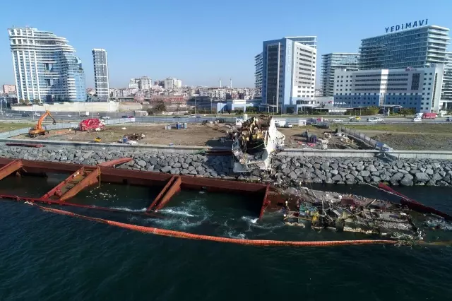 Zeytinburnu'nda kıyıya vuran geminin parçalanma işlemleri sürüyor Zeytinburnu'nda kıyıya vuran geminin parçalanma işlemleri sürüyor